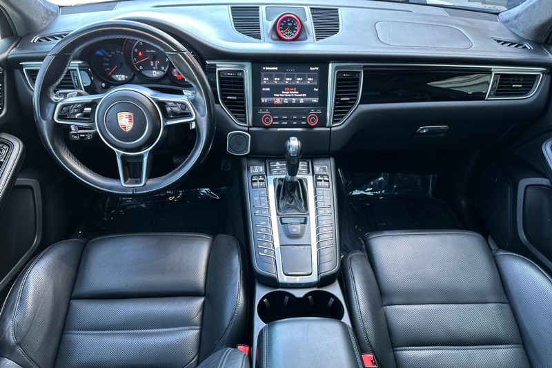 Porsche Macan Vehicle Full-screen Gallery Image 14