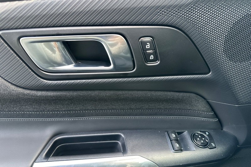 Ford Mustang Vehicle Full-screen Gallery Image 10