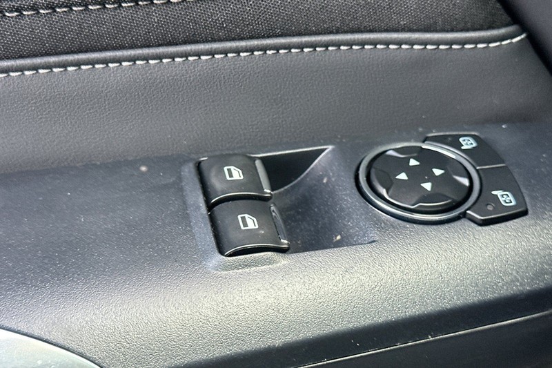 Ford Mustang Vehicle Full-screen Gallery Image 11