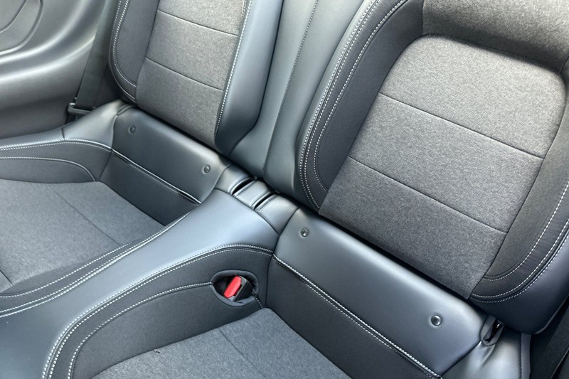 Ford Mustang Vehicle Full-screen Gallery Image 12