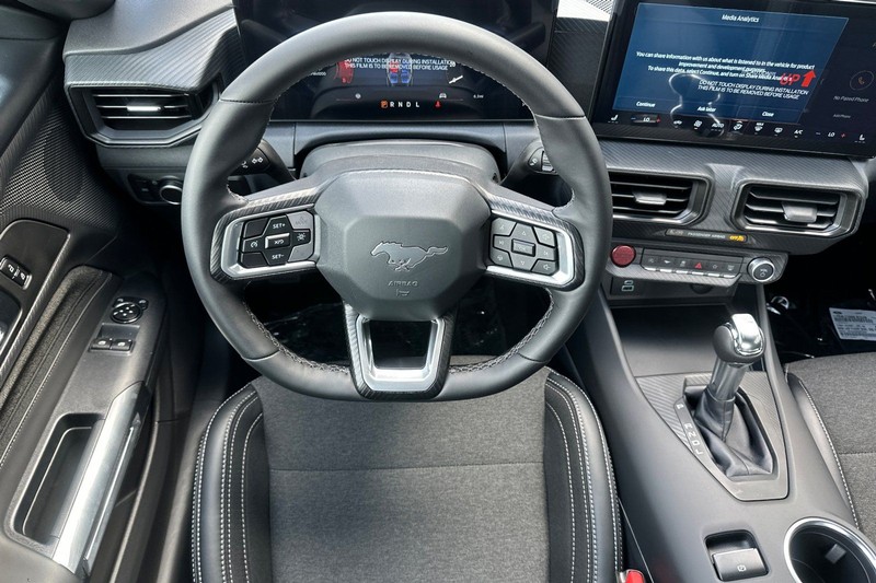 Ford Mustang Vehicle Full-screen Gallery Image 14