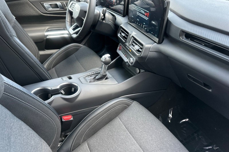 Ford Mustang Vehicle Full-screen Gallery Image 15