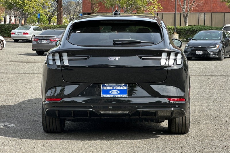 Ford Mustang Mach-E Vehicle Full-screen Gallery Image 04
