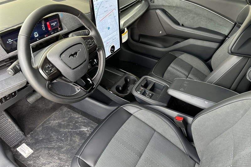 Ford Mustang Mach-E Vehicle Full-screen Gallery Image 09