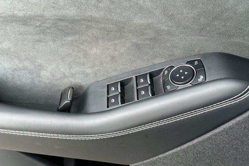 Ford Mustang Mach-E Vehicle Full-screen Gallery Image 11