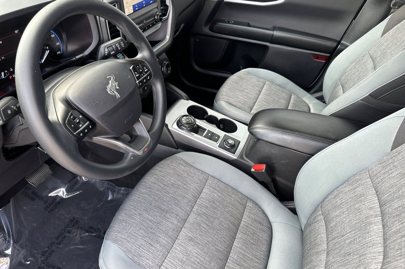 Ford Bronco Sport Vehicle Full-screen Gallery Image 09