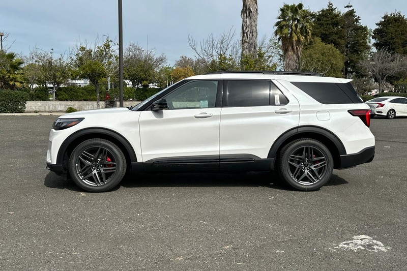 Ford Explorer Vehicle Full-screen Gallery Image 06