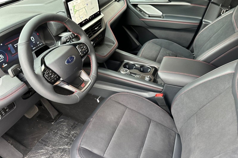 Ford Explorer Vehicle Full-screen Gallery Image 09