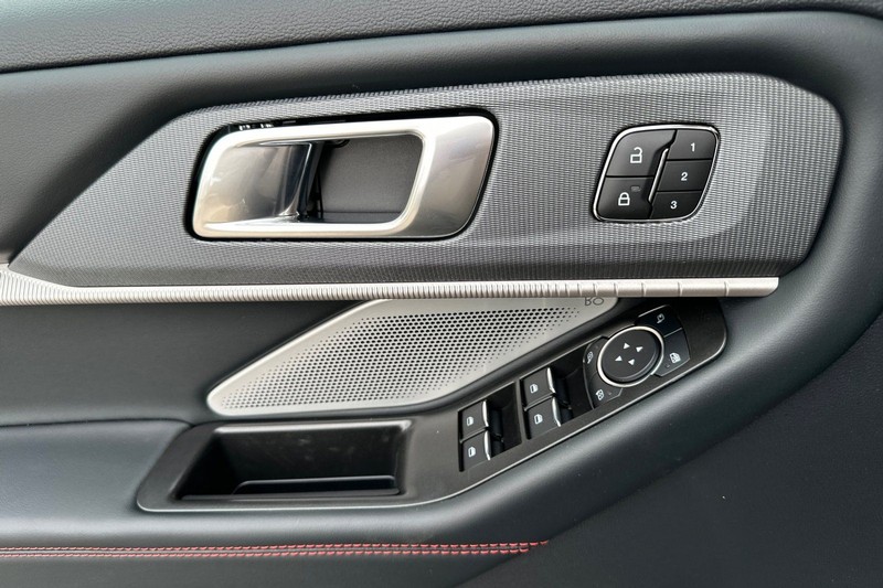 Ford Explorer Vehicle Full-screen Gallery Image 10