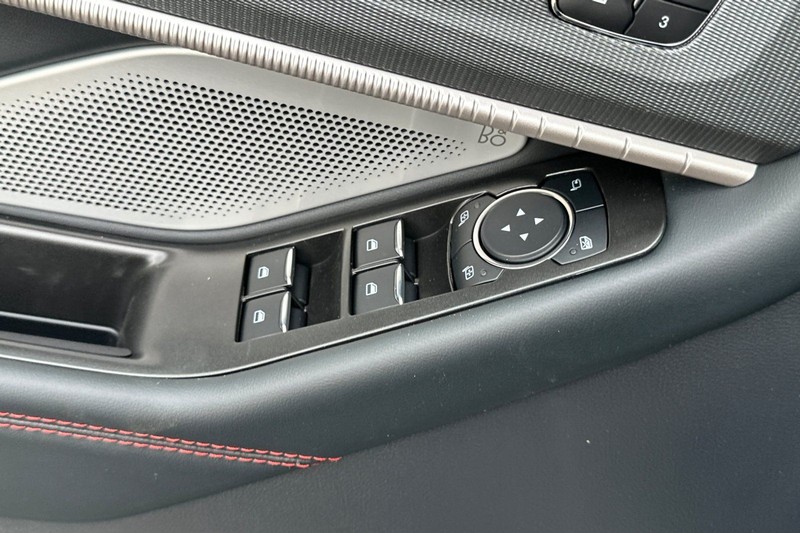 Ford Explorer Vehicle Full-screen Gallery Image 11