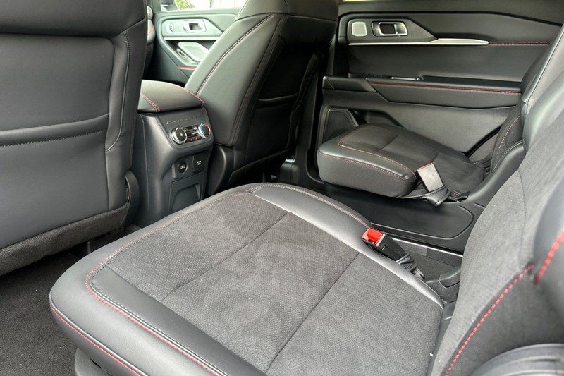 Ford Explorer Vehicle Full-screen Gallery Image 12