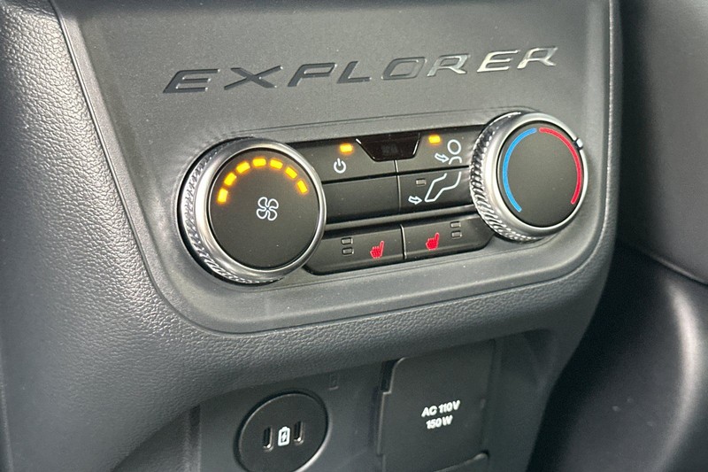 Ford Explorer Vehicle Full-screen Gallery Image 13