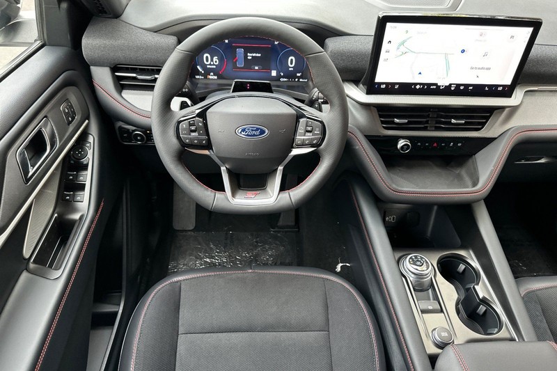 Ford Explorer Vehicle Full-screen Gallery Image 15
