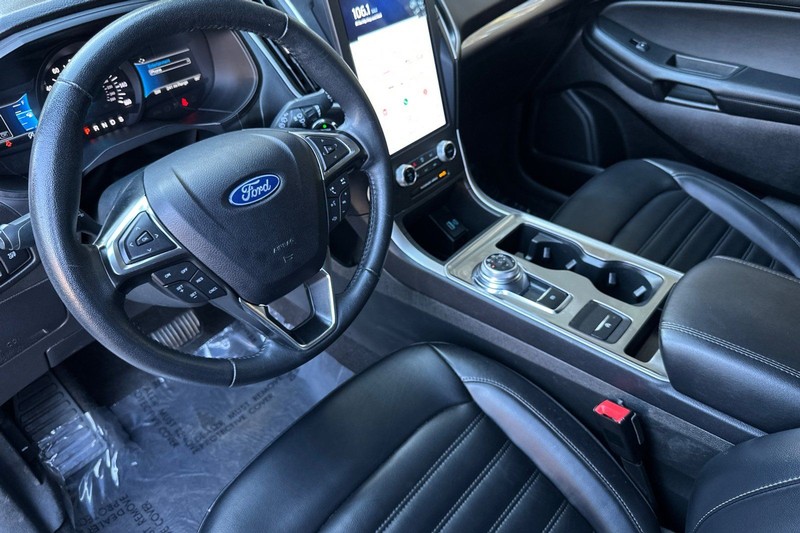 Ford Edge Vehicle Full-screen Gallery Image 10
