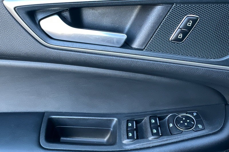 Ford Edge Vehicle Full-screen Gallery Image 11