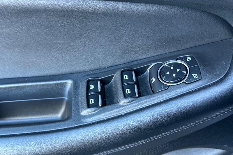 Ford Edge Vehicle Full-screen Gallery Image 12