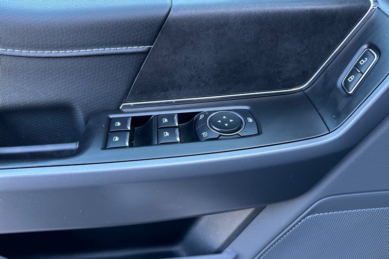 Ford F-150 Vehicle Full-screen Gallery Image 11