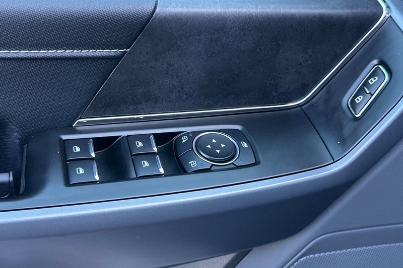 Ford F-150 Vehicle Full-screen Gallery Image 12