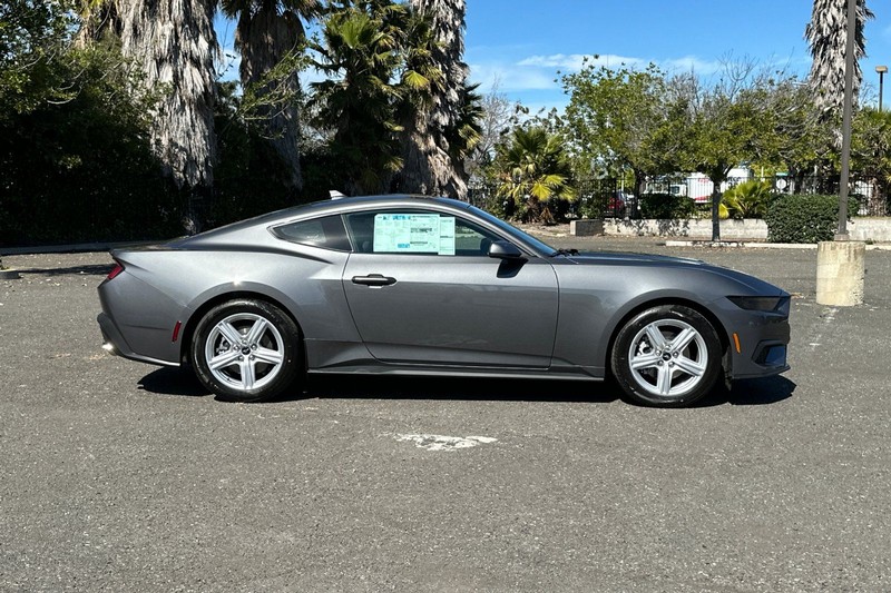 Ford Mustang Vehicle Full-screen Gallery Image 02