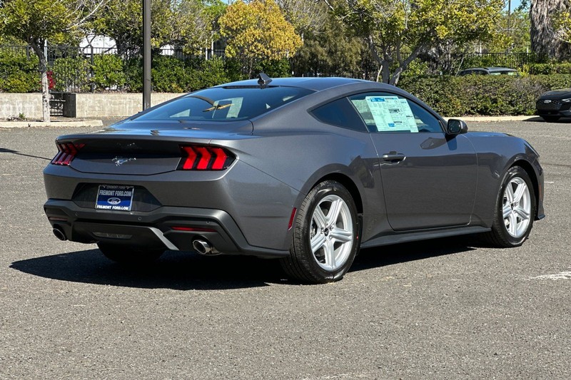 Ford Mustang Vehicle Full-screen Gallery Image 03