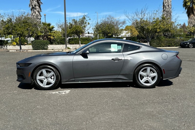 Ford Mustang Vehicle Full-screen Gallery Image 06