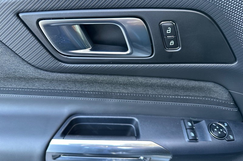 Ford Mustang Vehicle Full-screen Gallery Image 10