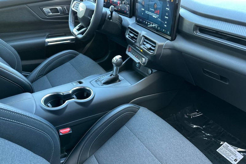 Ford Mustang Vehicle Full-screen Gallery Image 15