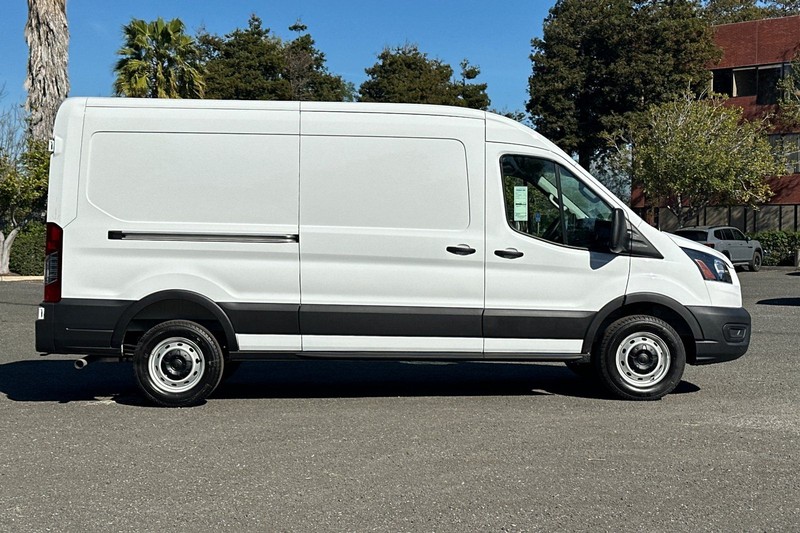 Ford Transit-150 Vehicle Full-screen Gallery Image 02