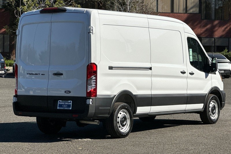Ford Transit-150 Vehicle Full-screen Gallery Image 03