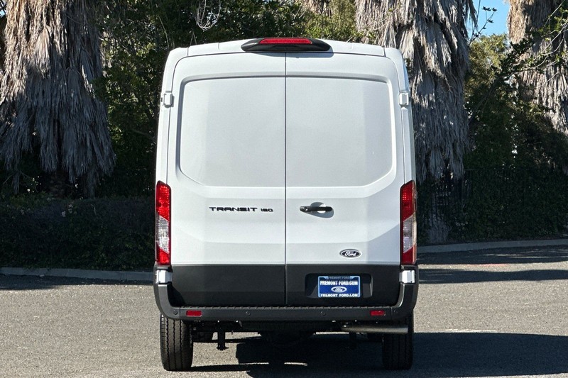 Ford Transit-150 Vehicle Full-screen Gallery Image 04