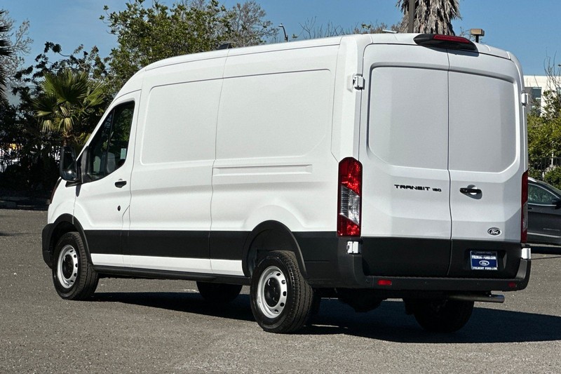 Ford Transit-150 Vehicle Full-screen Gallery Image 05