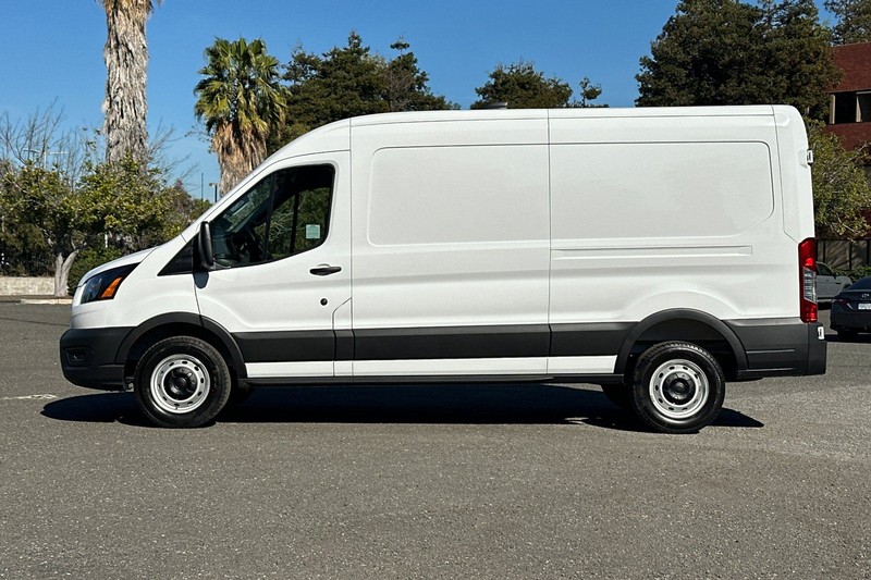 Ford Transit-150 Vehicle Full-screen Gallery Image 06