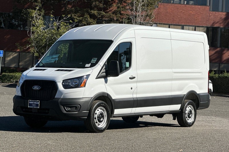 Ford Transit-150 Vehicle Full-screen Gallery Image 07
