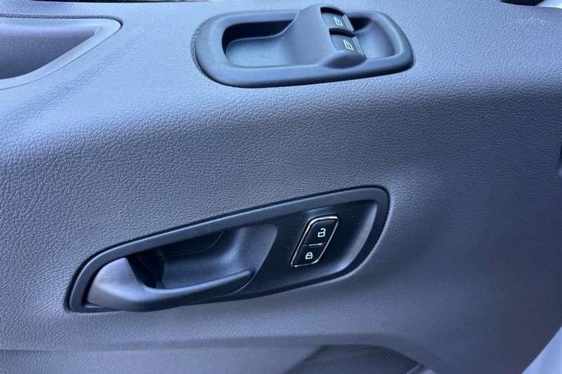 Ford Transit-150 Vehicle Full-screen Gallery Image 10