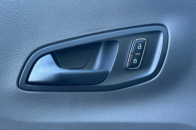 Ford Transit-150 Vehicle Full-screen Gallery Image 11