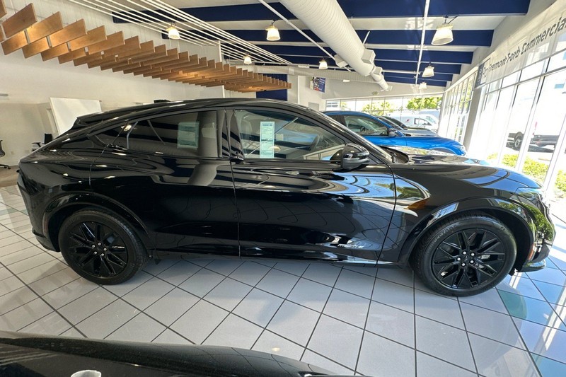 Ford Mustang Mach-E Vehicle Full-screen Gallery Image 02