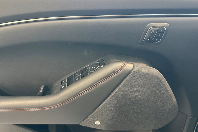 Ford Mustang Mach-E Vehicle Full-screen Gallery Image 10