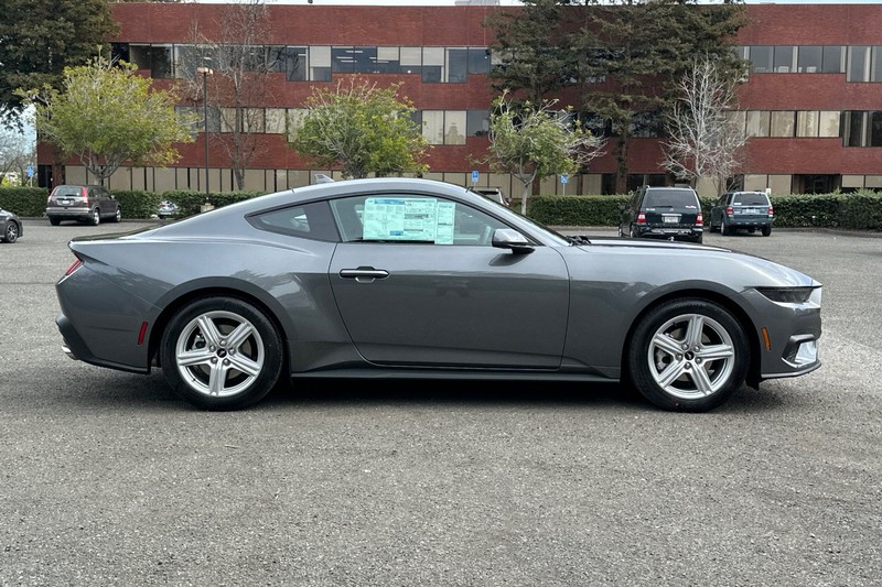 Ford Mustang Vehicle Full-screen Gallery Image 02