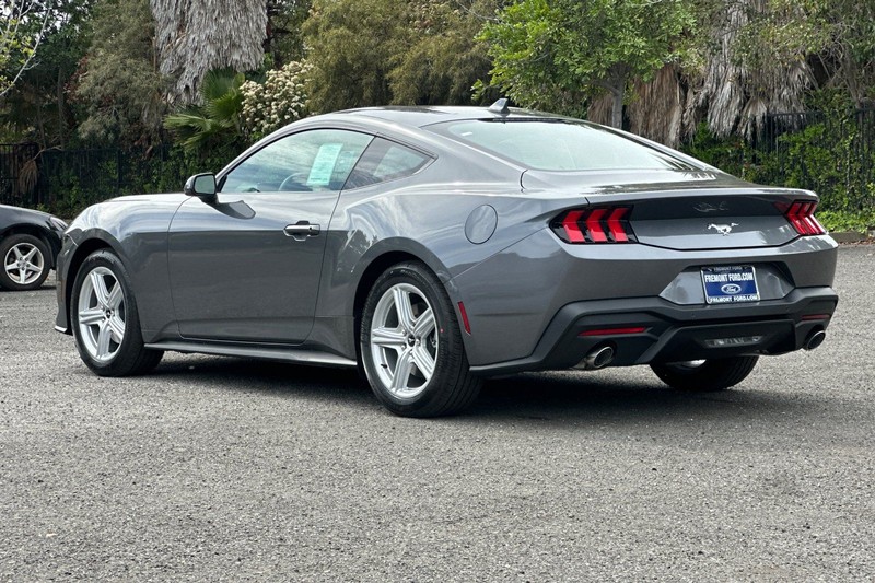 Ford Mustang Vehicle Full-screen Gallery Image 05