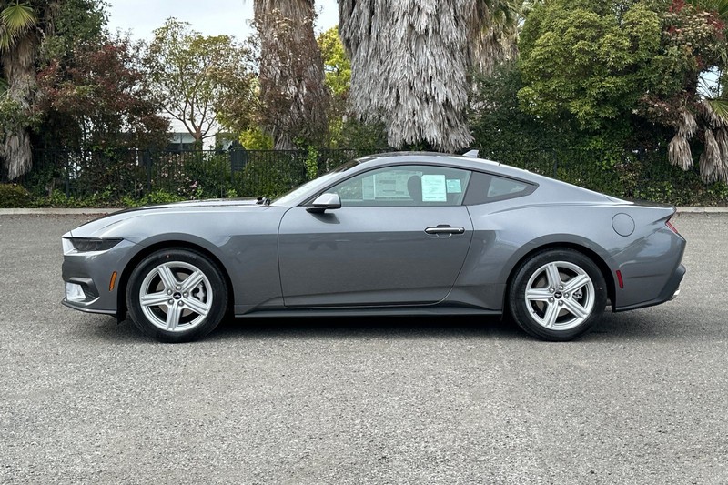 Ford Mustang Vehicle Full-screen Gallery Image 06