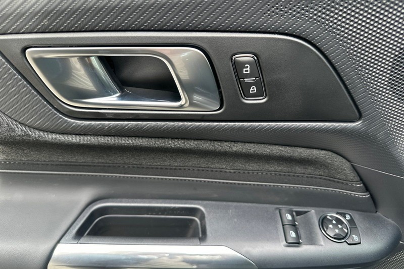 Ford Mustang Vehicle Full-screen Gallery Image 10