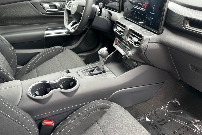 Ford Mustang Vehicle Full-screen Gallery Image 15