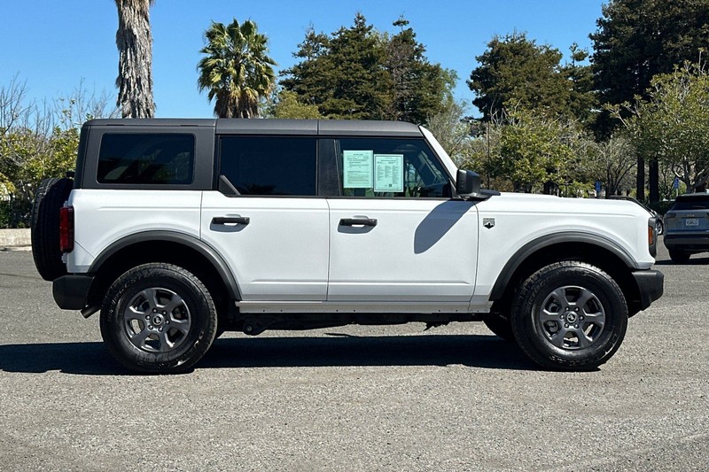 Ford Bronco Vehicle Full-screen Gallery Image 02