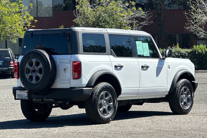 Ford Bronco Vehicle Full-screen Gallery Image 03