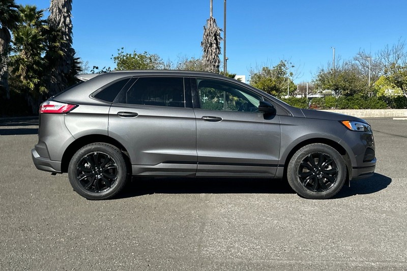 Ford Edge Vehicle Full-screen Gallery Image 02