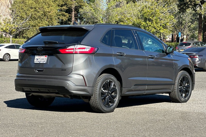 Ford Edge Vehicle Full-screen Gallery Image 03