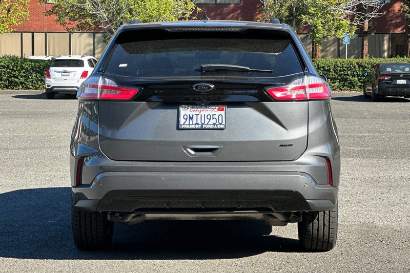 Ford Edge Vehicle Full-screen Gallery Image 04