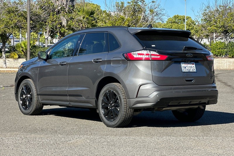 Ford Edge Vehicle Full-screen Gallery Image 05