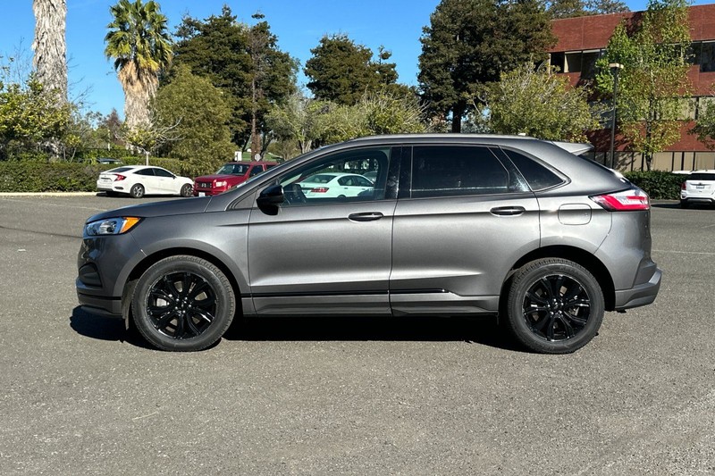 Ford Edge Vehicle Full-screen Gallery Image 06