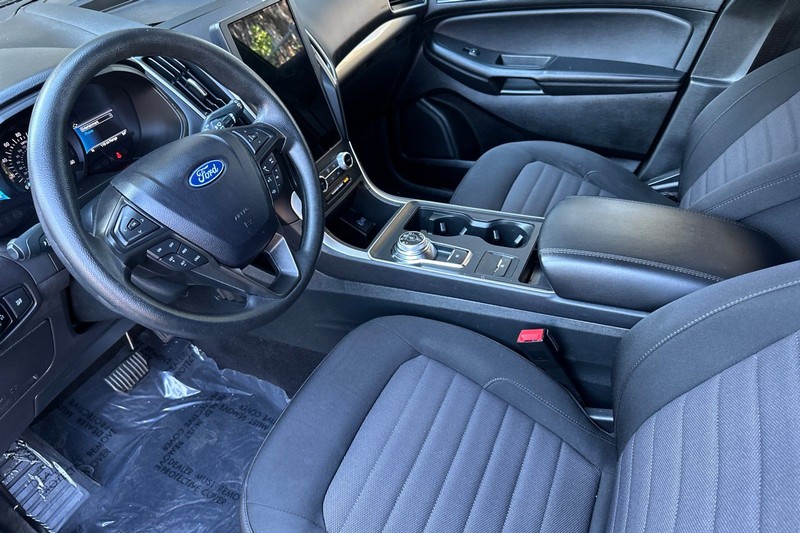 Ford Edge Vehicle Full-screen Gallery Image 09